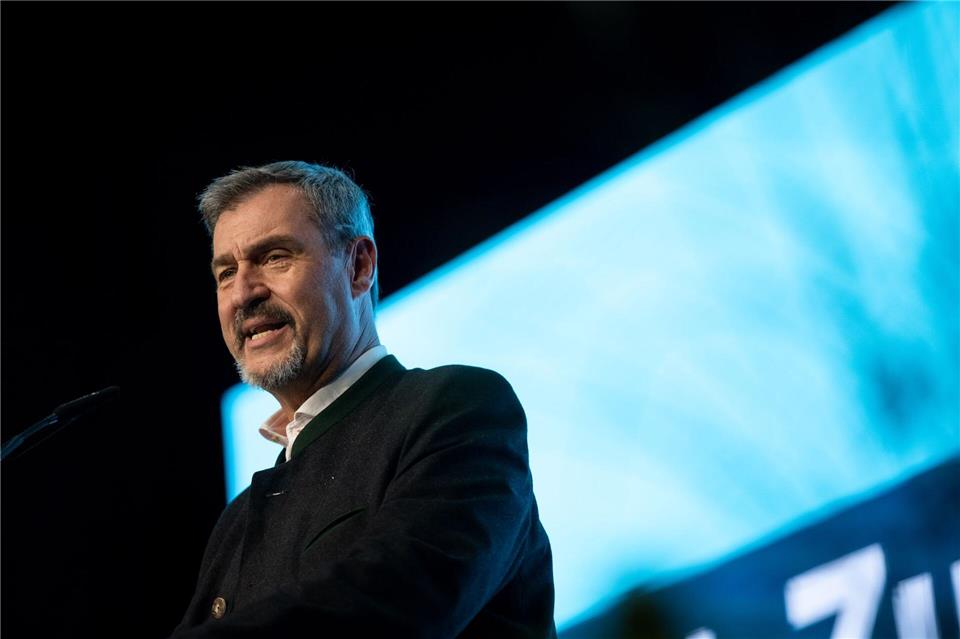 Söder will EU-Verbrennerverbot kippen CSU-Chef Söder meint: „Ohne Auto droht ein Kollaps.“ Fabian Strauch/dpa