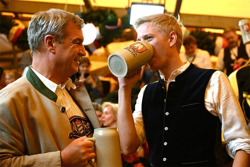 CSU-Chef Söder schaut Krause beim Trinken zu.Sven Hoppe/dpa