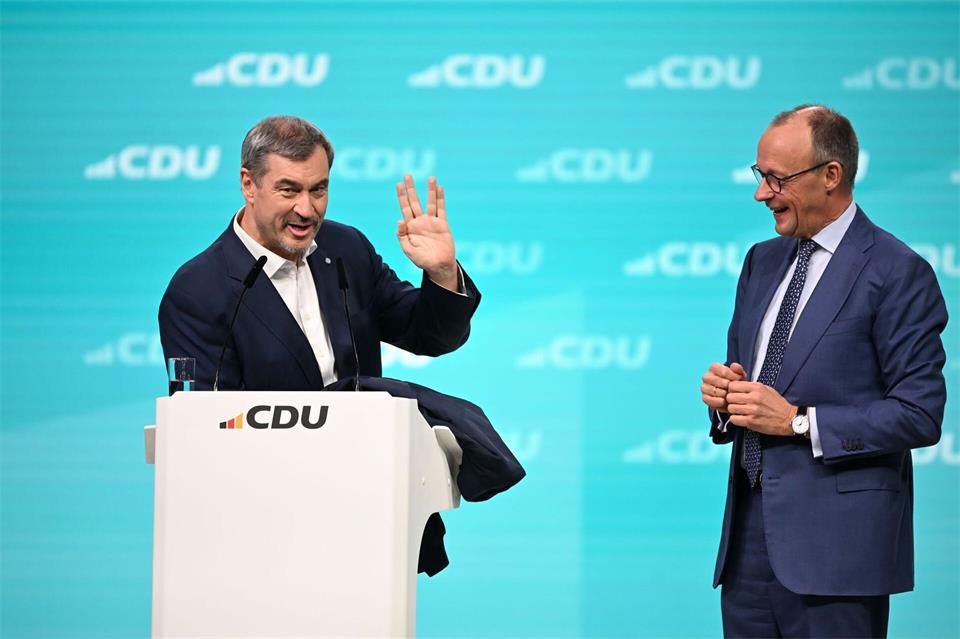 CSU-Chef Söder und Kanzler Merz (r) werden auf dem CSU-Parteitag versuchen, für neues Vertrauen der Unionsanhänger in die Arbeit der Bundesregierung zu werben. (Archivbild) Katharina Kausche/dpa