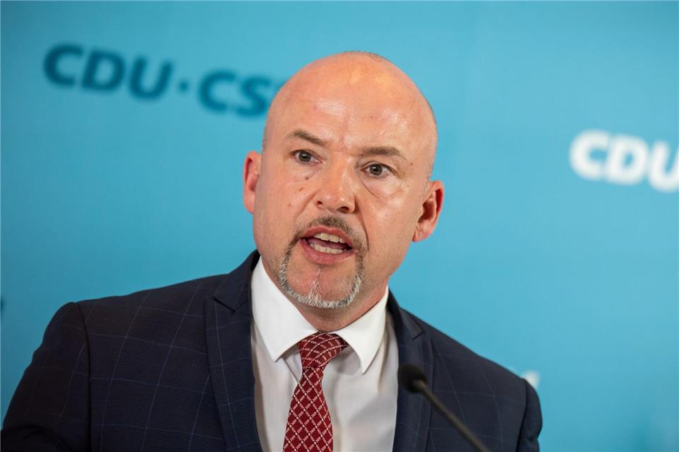 CSU-Landesgruppenchef Alexander Hoffmann erhebt schwere Vorwürfe gegen die Menschenrechtsorganisation Pro Asyl. (Archivbild)Michael Kappeler/dpa