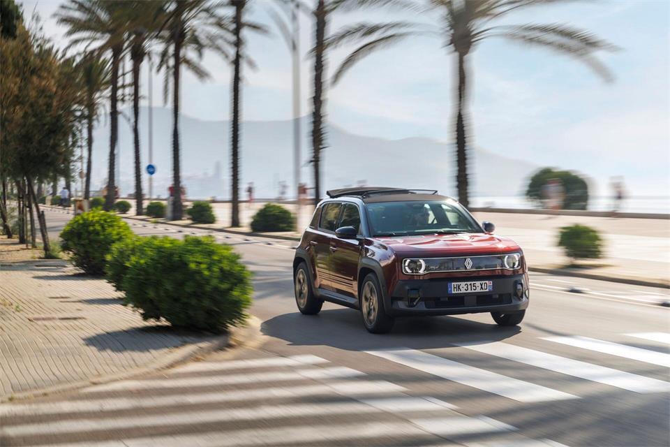 Cabrio-Feeling light: Kein echtes Cabrio, aber deutlich mehr Wind als mit Panoramadach. Renaults R4 „Plein Sud“ macht den Kompaktstromer luftiger.---/Renault/dpa-tmn