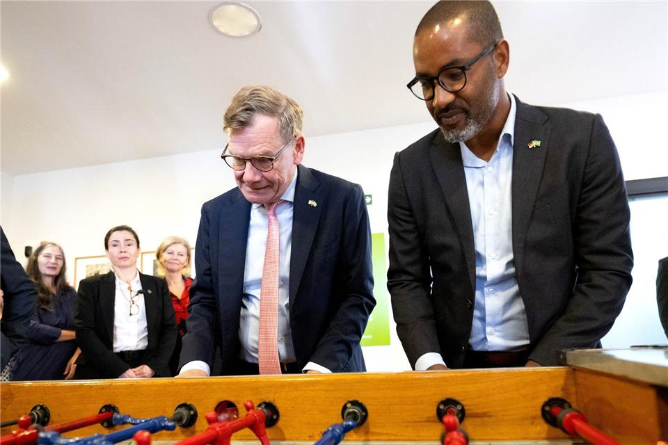 Cacau (r.) äußert sich ausführlich zur Nationalmannschaft.Boris Roessler/dpa