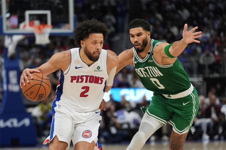 Cade Cunningham (l) führte die Pistons zu einem Comeback-Sieg gegen Boston.Paul Sancya/AP/dpa