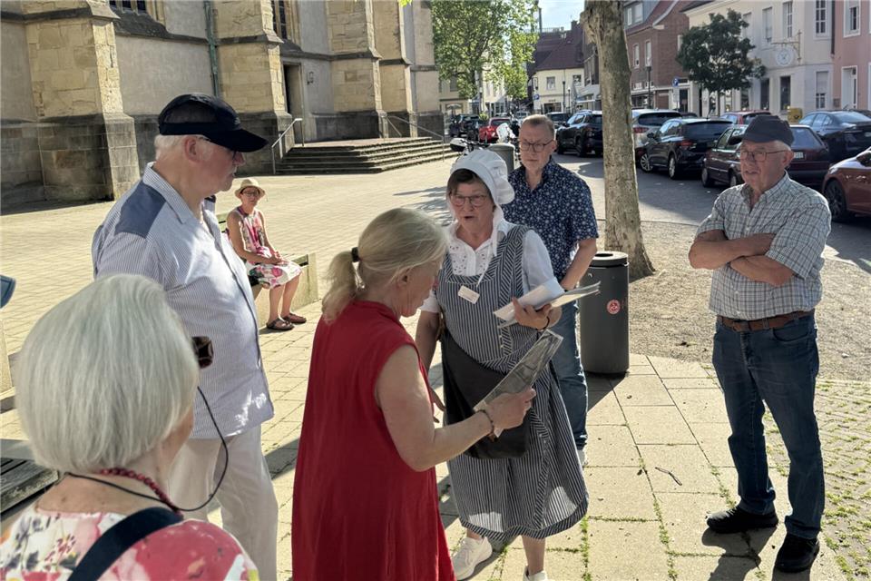 Cäcilia Vehlken begleitete als Stadtführerin eine Gruppe durch Borken. Besonderheit: Die Tour fand auf Platt statt.