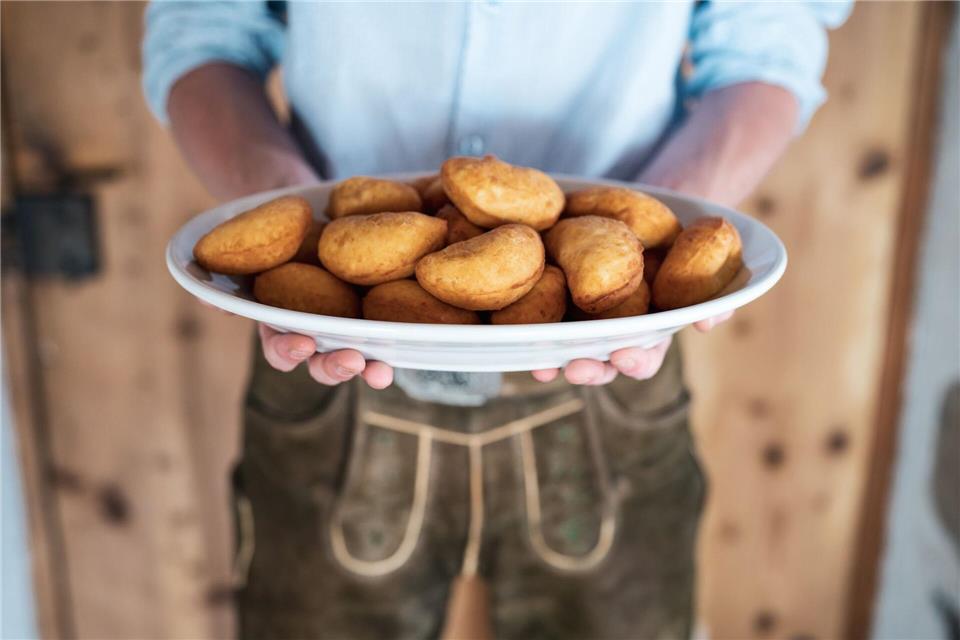 Cajincí arestis - frittierte Kartoffelkrapfen - sind eine Spezialität der ladinischen Küche.Alex Moling/Alta Badia/dpa-tmn