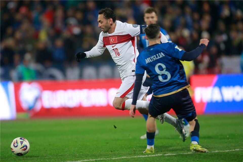 Calhanoglu am Ball.Visar Kryeziu/AP/dpa