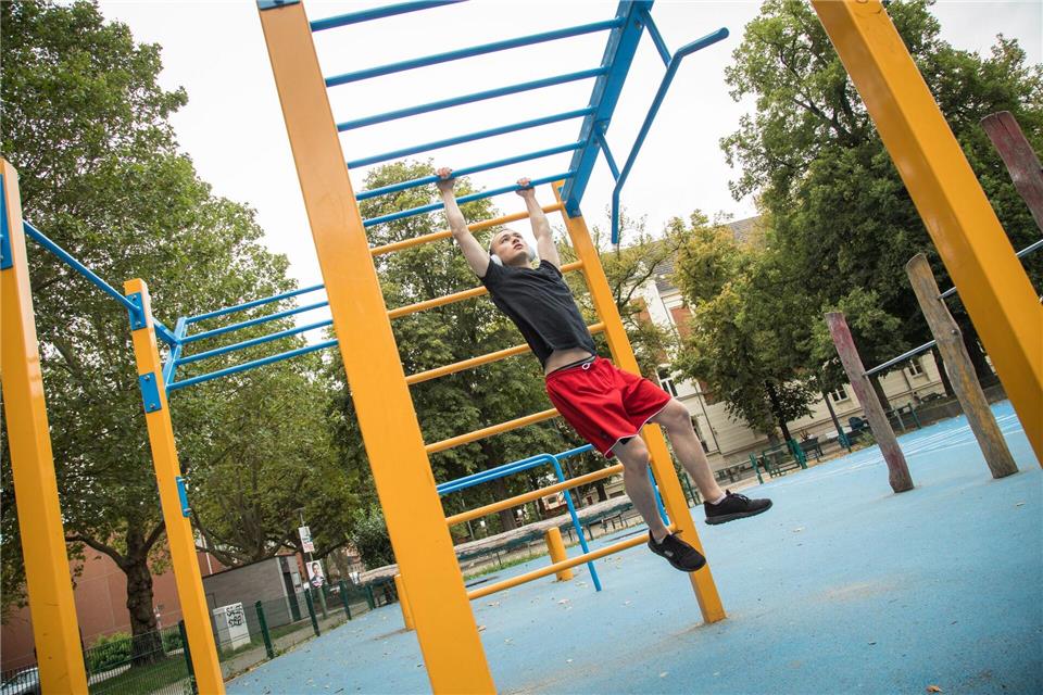 Calisthenics-Parks lassen sich in vielen Städten finden - die Online-Suche listet weltweit geeignete Spots auf.picture alliance / dpa-tmn
