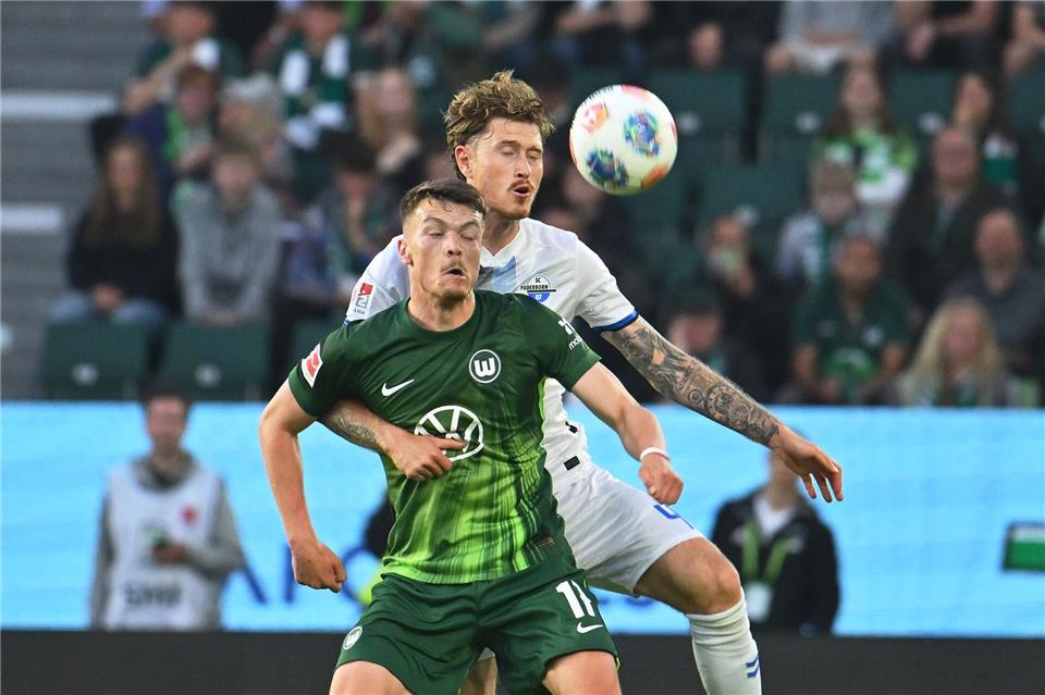 Calvin Brackelmann vom SC Paderborn und der Wolfsburger Dzenan Pejcinovic (vorne) im Zweikampf.Swen Pförtner/dpa