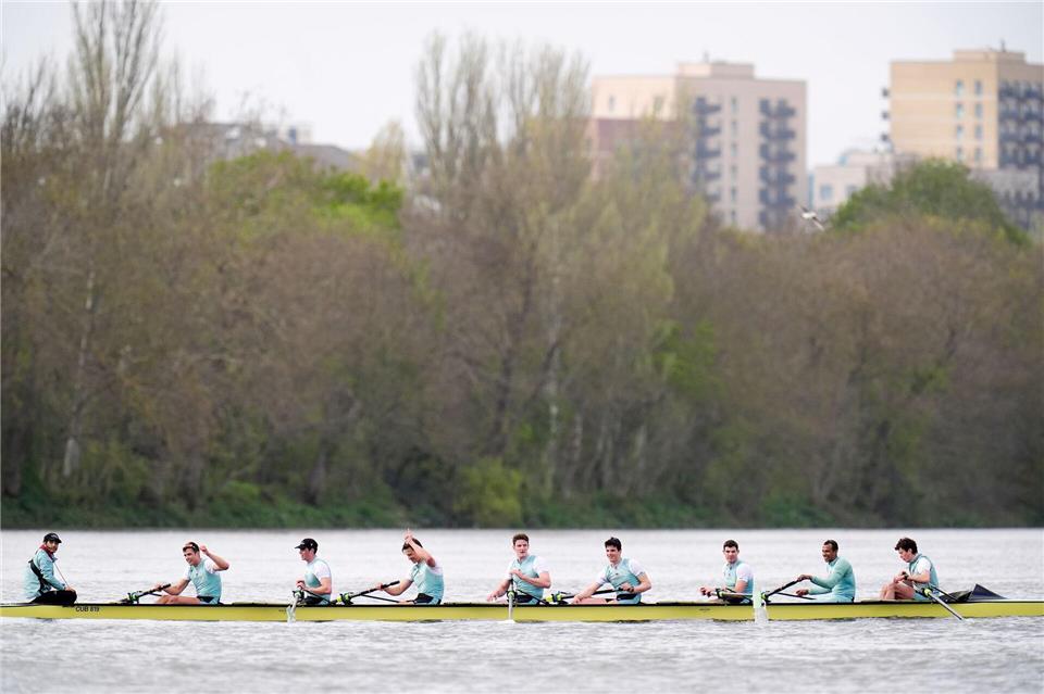 Cambridge mit dem deutschen Schlagmann Frederik Breuer (Zweiter v. l.) gewann das Männerrennen gegen Oxford.Andrew Matthews/PA Wire/dpa
