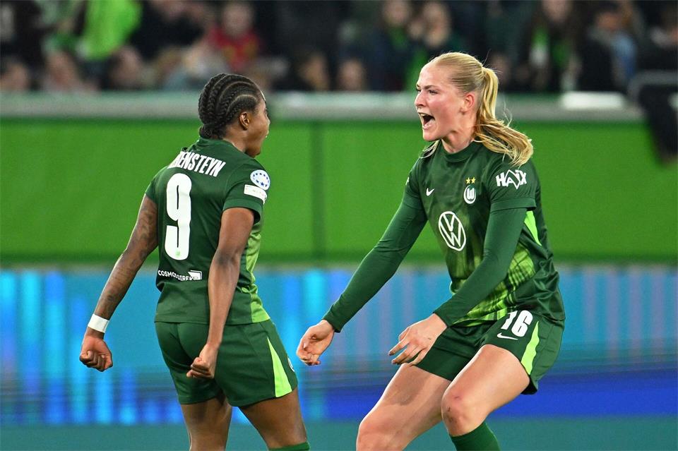 Camilla Küver (r) traf zum 2:0 für den VfL Wolfsburg. (Archivbild)Swen Pförtner/dpa