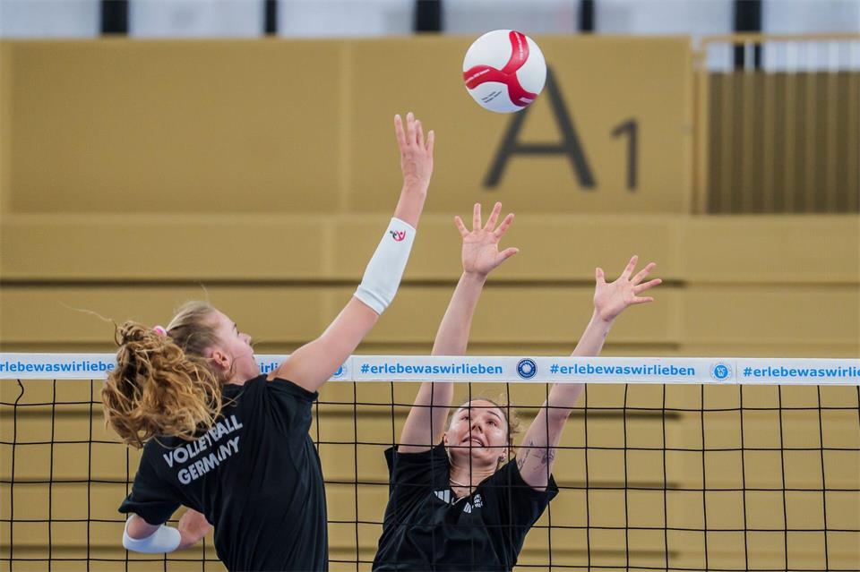 Camilla Weitzel (l) hat sich zur Führungsspielerin entwickelt. (Archivbild)Andreas Arnold/dpa