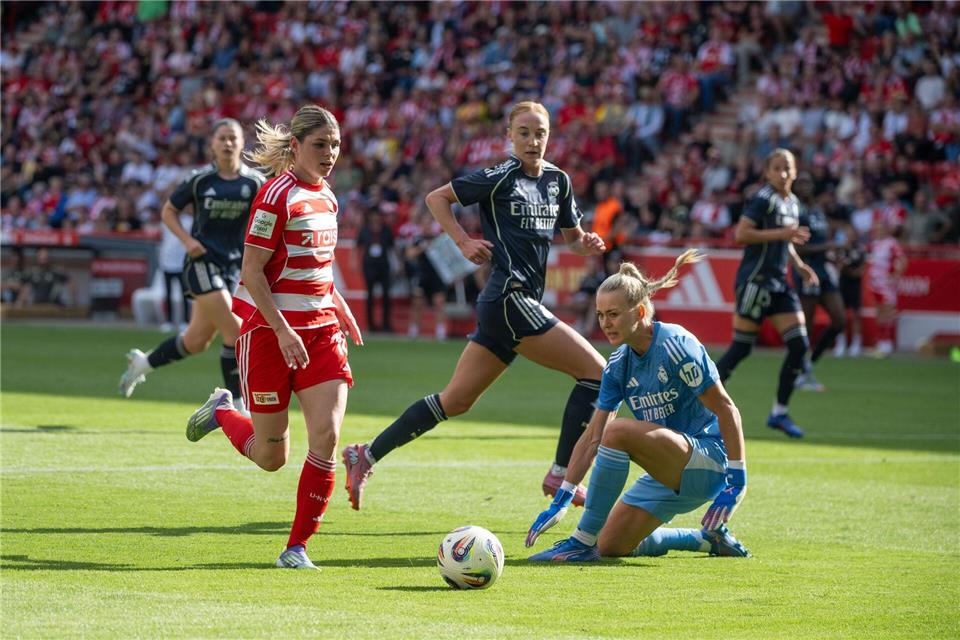Campbell traf gegen Freiburg die Latte. Matthias Koch/dpa