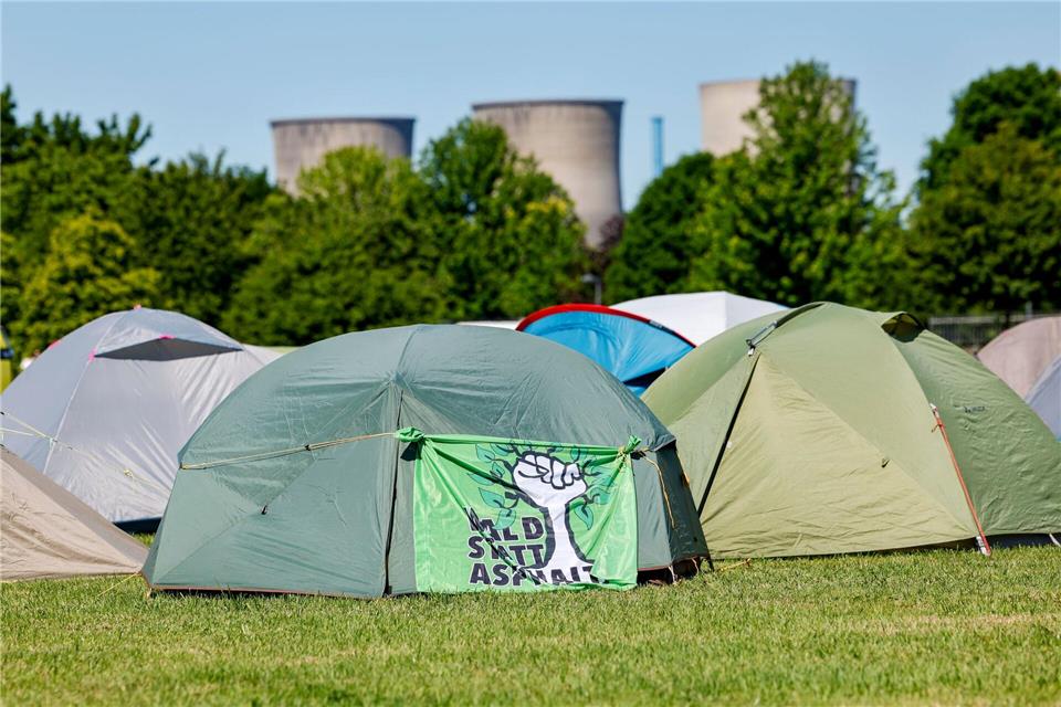 Campen vor Kraftwerkskulisse: Aus Protest gegen den Bau neuer Gaskraftwerke campen hunderte Klimaaktivisten in Hamm. Thomas Banneyer/dpa
