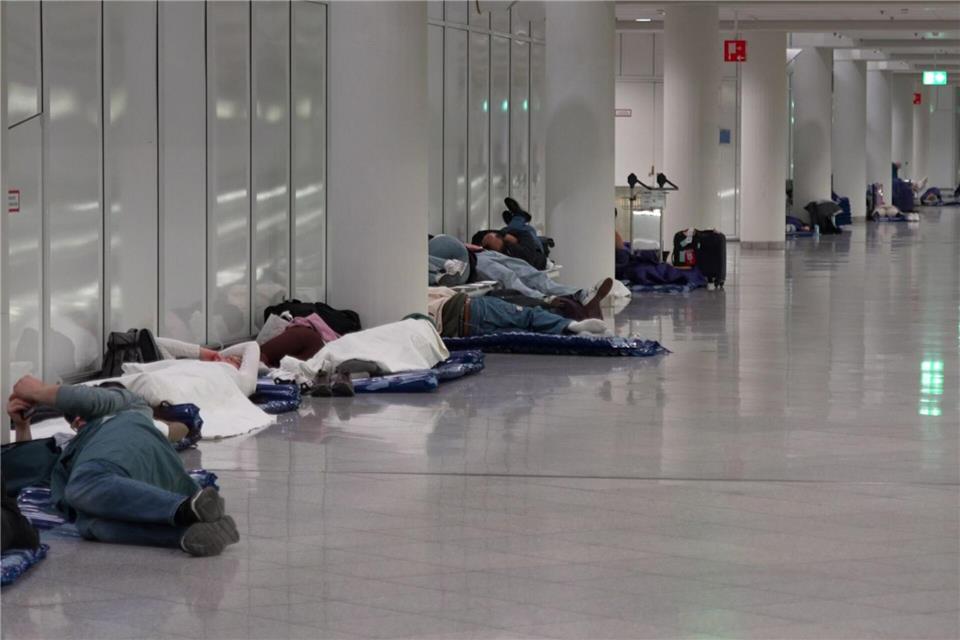 Campieren auf dem Flughafen - Airport München stoppt erneut den Betrieb wegen DrohnenalarmEnrique Kaczor/onw-images/dpa