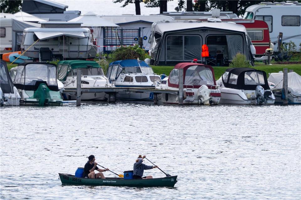 Wetter dämpft Campingsaison - Einige Urlauber sagen ab Camping ist in Brandenburg direkt am Wasser möglich - wie hier beispielsweise in Werder an der Havel. Soeren Stache/dpa