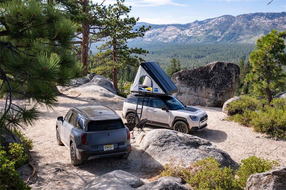 Camping statt Hotel – das Dachzelt ist ein neues Extra für die Untamed Edition des Mini Countryman.Bernhard Filser/BMW AG/dpa-tmn