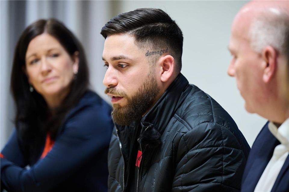 Can Sürücü (M), will an seine am 7. Februar 2005 ermordete Mutter Hatun Sürücü erinnern. Annette Riedl/dpa