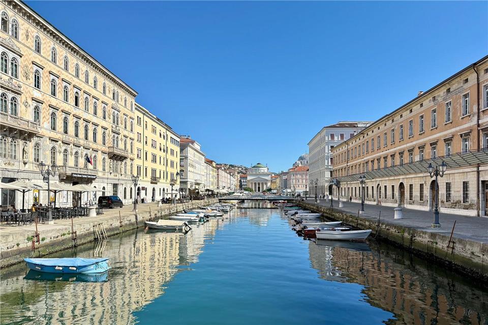 Canal Grande: Schmucke Häuser zeugen vom Reichtum jener Familien, die zu Habsburger Zeiten den Handel in der Stadt bestimmten.Wolfgang Stelljes/dpa-tmn