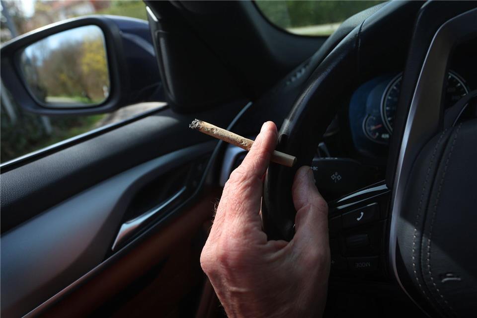 Cannabis am Steuer kann den Führerschein kosten. (Symbolbild) Karl-Josef Hildenbrand/dpa