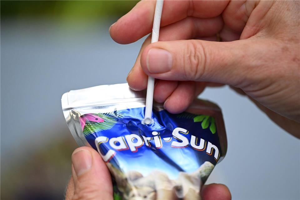Capri-Sun kämpft um eine Rückkehr zu Plastikstrohhalmen – Kunden hätten sich etwa über den Papiergeschmack beim Trinken beschwert, sagt das Unternehmen aus Eppelheim. (Symbolbild)Bernd Weißbrod/dpa
