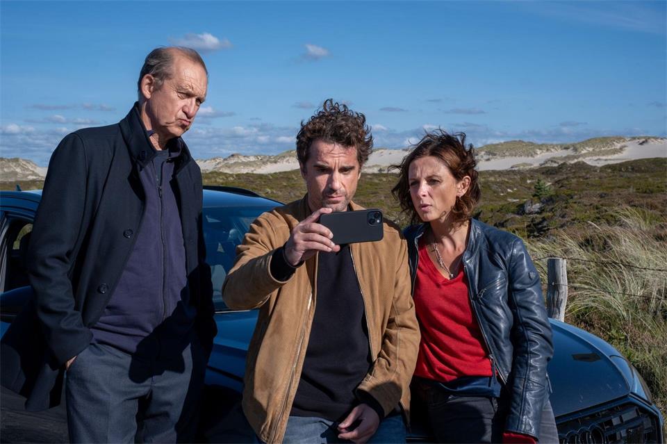 Carl Sievers (Peter Heinrich Brix, l-r), Hinnerk Feldmann (Oliver Wnuk) und Ina Behrendsen (Julia Brendler).Manju Sawhney/ZDF/dpa
