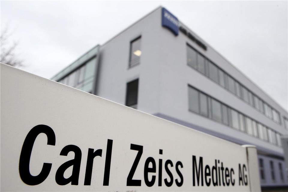 Carl Zeiss Meditec mit einem verhaltenen Ausblick auf das neue Geschäftsjahr (Illustration).   Bodo Schackow/dpa-Zentralbild/dpa