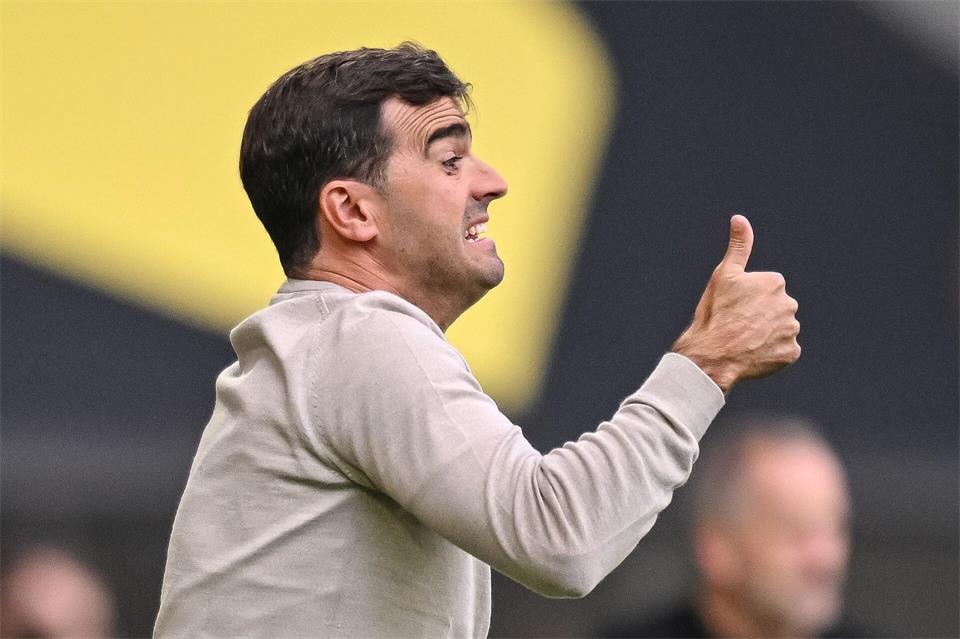 Carles Martínez steht vor seinem ersten Europa-League-Spiel als Trainer von Bayer Leverkusen. (Archivbild) Harry Langer/dpa