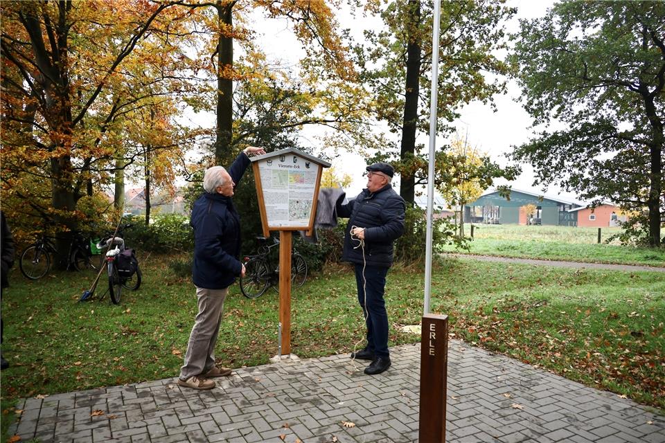 Carlo Behler (l.) und Arno Brömmel präsentieren die neue Infotafel.