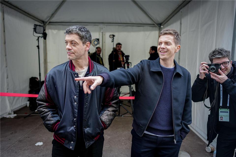 Carlo Ljubek (l) und Ferdinand Hofer (r) haben auf der Münchner Sicherheitskonferenz eine neue „Tatort“-Folge gedreht.Kay Nietfeld/dpa