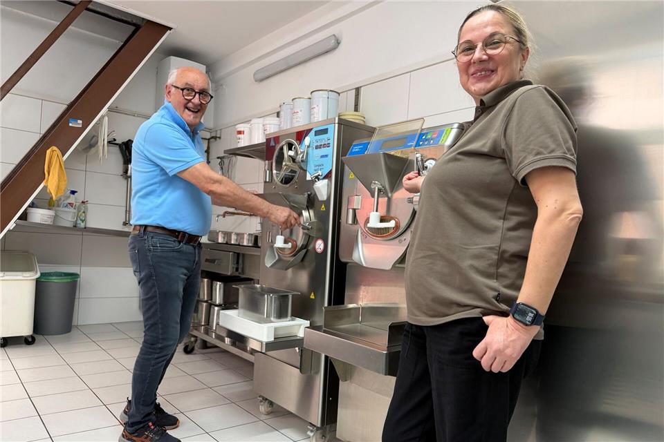 Carlo Longhin und Maria Bogdan machen jeden Morgen frisches Eis im Eiscafé Venezia in Eltville.Jens Albes/dpa