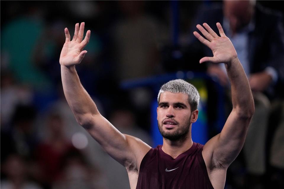 Carlos Alcaraz feiert in Tokio seinen achten Titel in diesem Jahr.Louise Delmotte/AP/dpa