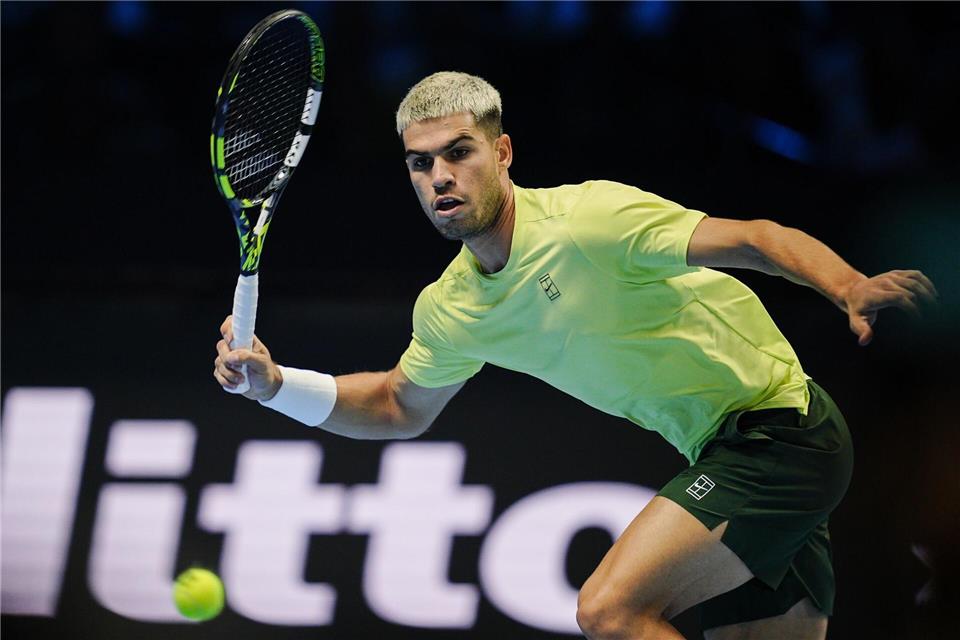 Carlos Alcaraz gewinnt sein Auftaktmatch bei den ATP Finals.Marco Alpozzi/LaPresse via ZUMA Press/dpa