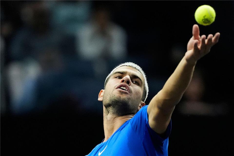 Carlos Alcaraz gewinnt sein Erstrundenmatch in Tokio trotz zwischenzeitlicher Probleme mit dem Fuß. (Archivbild)Jeff Chiu/AP/dpa