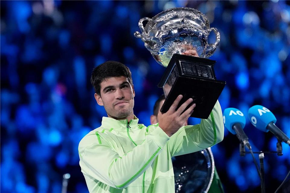 Carlos Alcaraz hat jetzt alle vier Grand-Slam-Turniere mindestens einmal gewonnen.Aaron Favila/AP/dpa