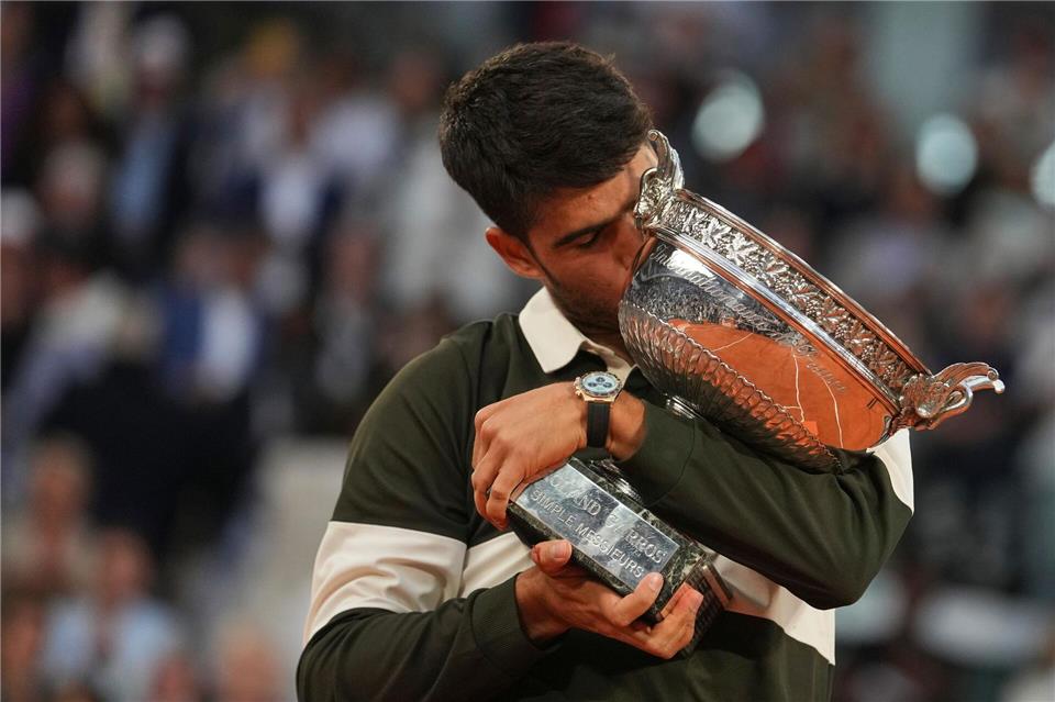 Carlos Alcaraz hat mit 22 Jahren bereits fünf Grand-Slam-Turniere gewonnen - wie sein Idol Rafael Nadal.Thibault Camus/AP/dpa