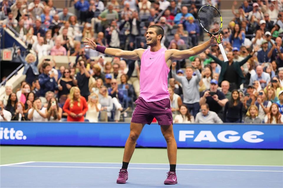 Vor Trump: Alcaraz dank US-Open-Triumph Nummer eins der Welt Carlos Alcaraz jubelt über seinen Titel. Kirsty Wigglesworth/AP/dpa