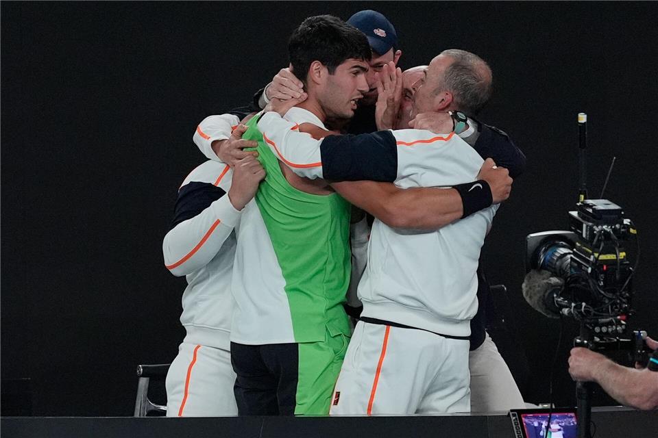 Carlos Alcaraz jubelte nach dem Triumph von Melbourne mit seinem neuen Team.Asanka Brendon Ratnayake/AP/dpa