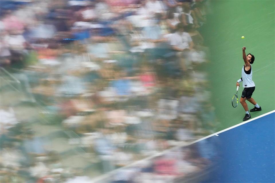 Carlos Alcaraz schlägt den Ball bei den US Open.Yuki Iwamura/AP/dpa