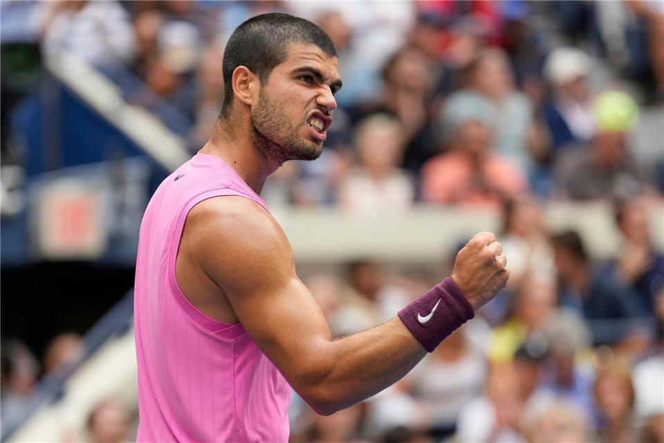 Carlos Alcaraz spielt bei den US Open um den Titel - und um Weltranglistenplatz eins.Seth Wenig/AP/dpa