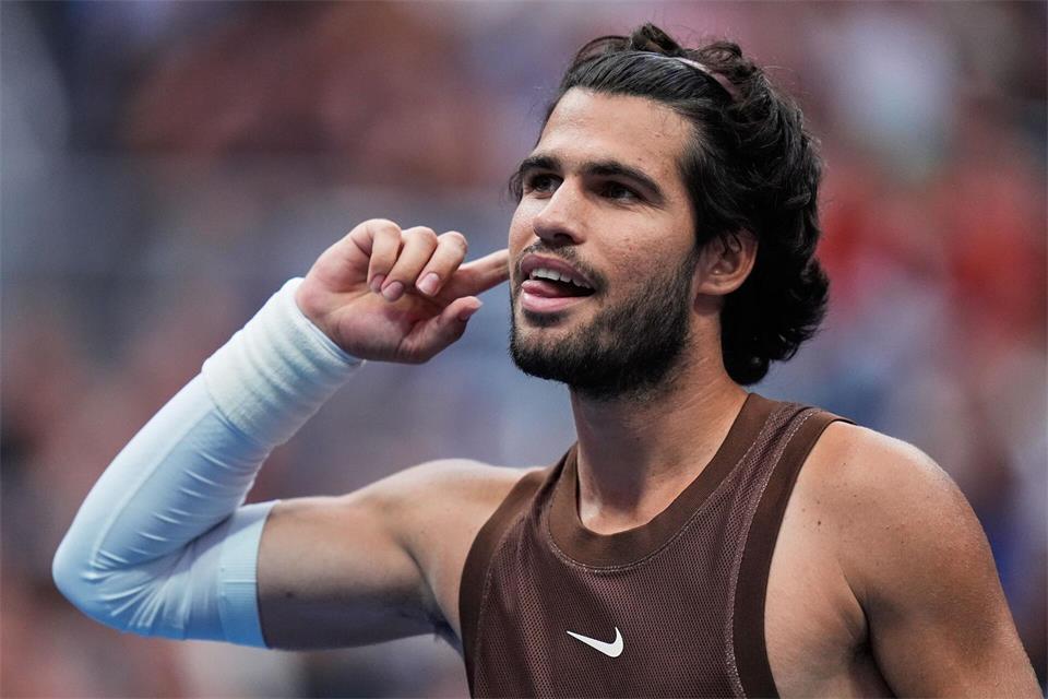 Carlos Alcaraz trägt in New York nach seiner Handgelenksverletzung immer noch eine Bandage. Seth Wenig/AP/dpa