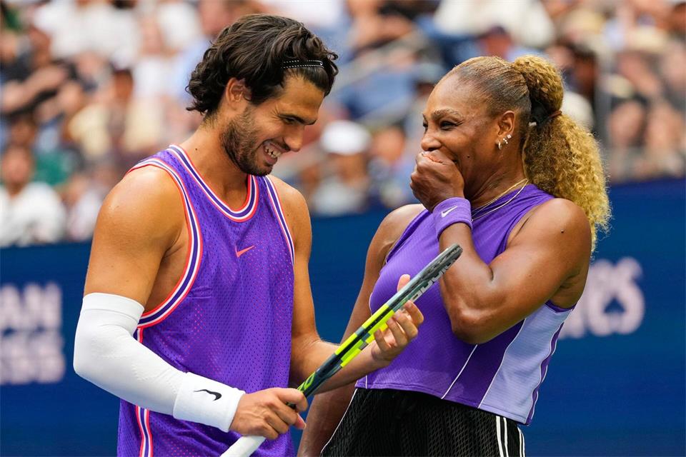 Carlos Alcaraz und Serena Williams hatten beim gemeinsamen Mixed-Auftritt mächtig Spaß. (Archivbild)Yuki Iwamura/AP/dpa