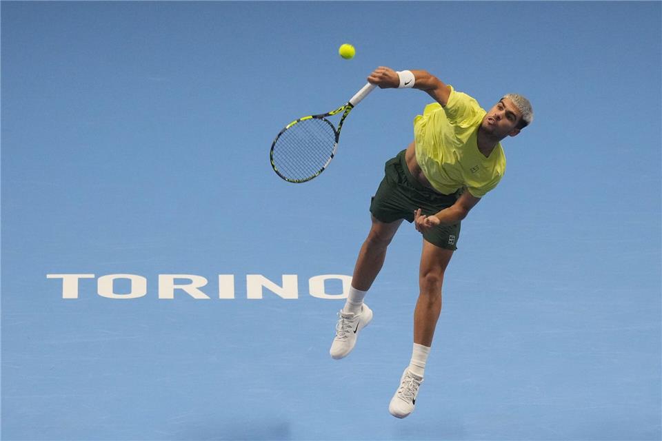 Carlos Alcaraz wird das neue Tennis-Jahr definitiv als Nummer 1 beginnen. Antonio Calanni/AP/dpa