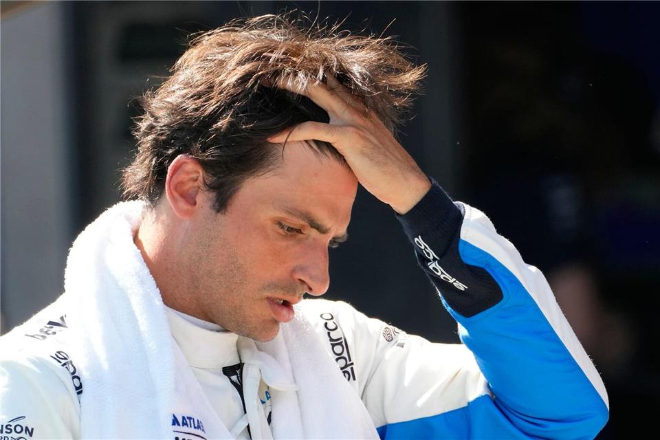 Carlos Sainz ist sicher keiner Schuld bewusst.Darko Bandic/AP/dpa
