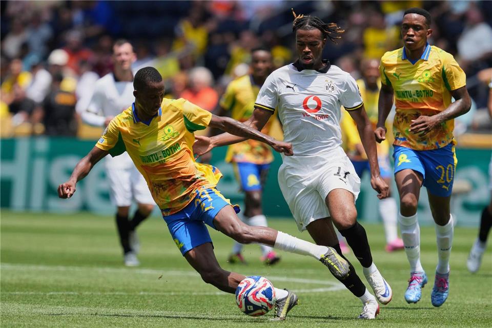 Carney Chukwuemeka (M) kann bei der Club-WM weiter für den BVB spielenJeff Dean/FR171800 AP/AP/dpa