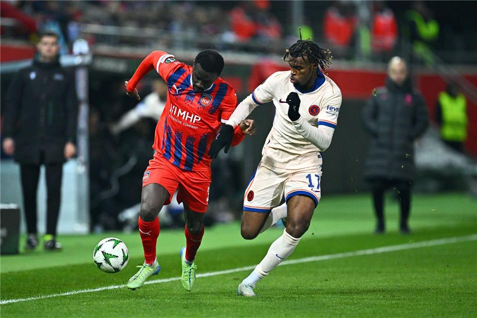 Carney Chukwuemeka (r) könnte in Lissabon sein Debüt für Dortmund feiern.Tom Weller/dpa