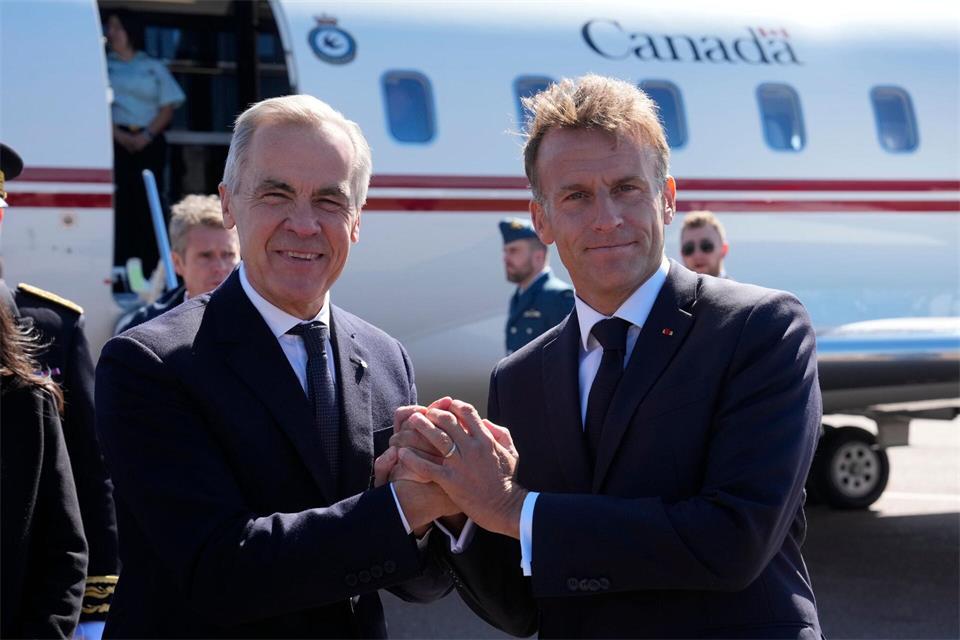 Carney und Macron wollen die Zusammenarbeit ihrer Länder intensivieren.Adrian Wyld/The Canadian Press/AP/dpa