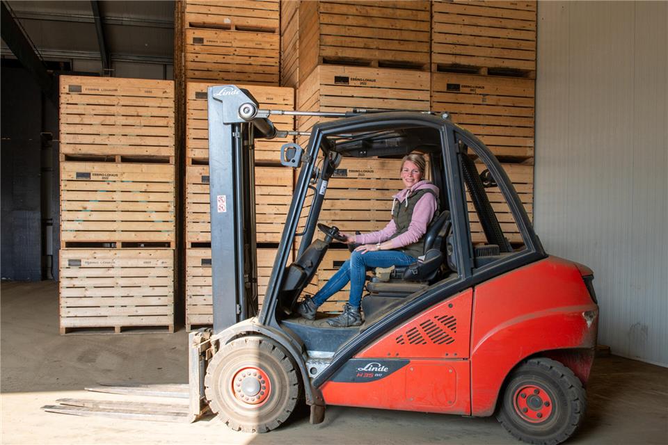 Caroline Ebbing-Lohaus freut sich über immer mehr Frauen auf den Treckern und möchte junge Frauen ermutigen, diesen vielseitigen Beruf mit den zahlreichen regionalen Arbeitgebern zu ergreifen.