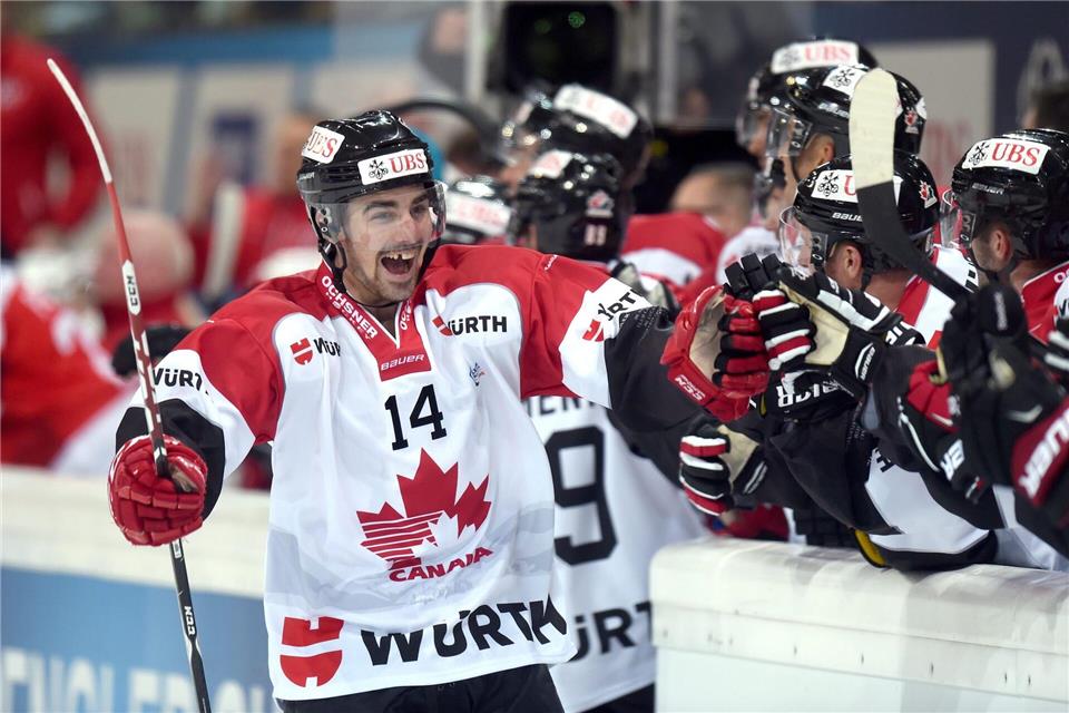 Carrick (L) gewann mit seinem Team einst den Sprengler Cup. (Archivbild)picture alliance / dpa