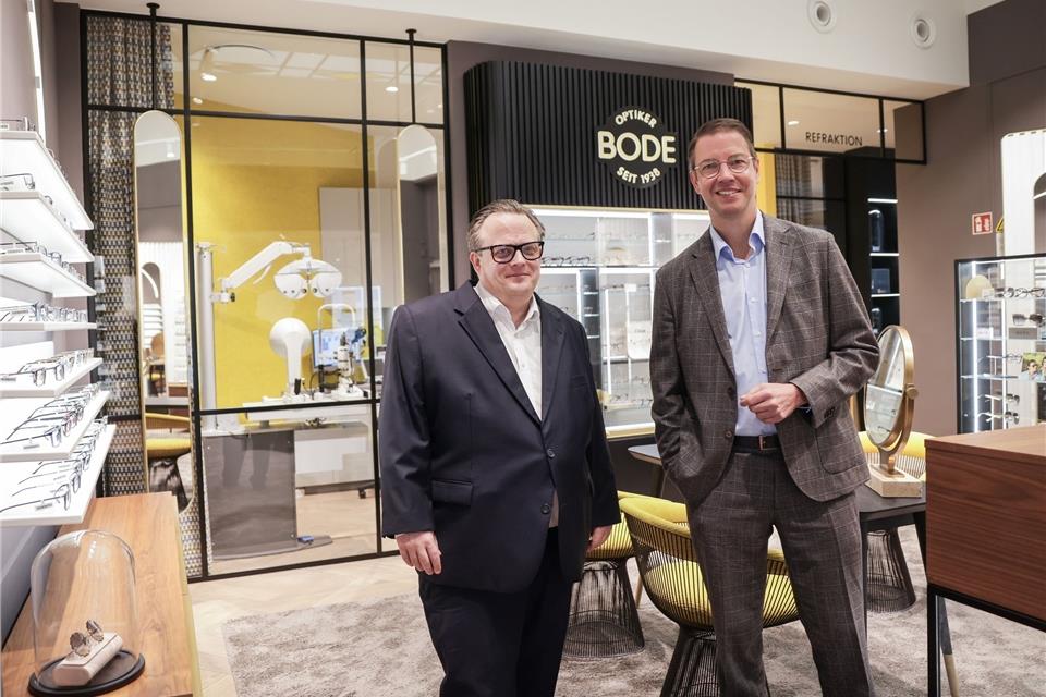 Carsten Bode (r), Miteigentümer und Geschäftsführer Optiker Bode, und Dennis Martens, Geschäftsführer Edel-Optics.