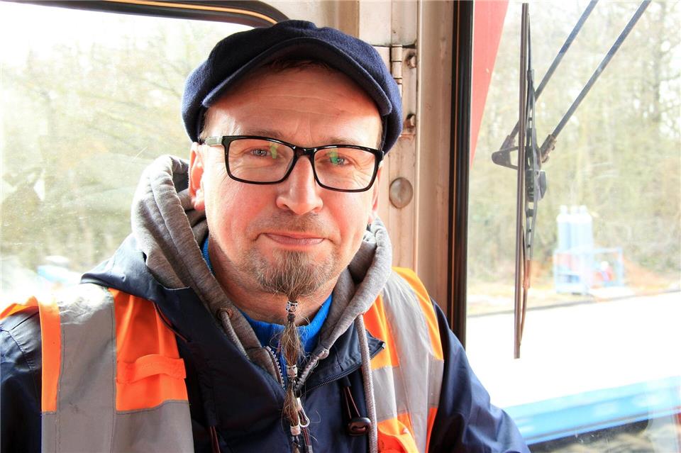 Carsten Chuchra ist Lokführer bei der Inselbahn.Bernd F. Meier/dpa-tmn